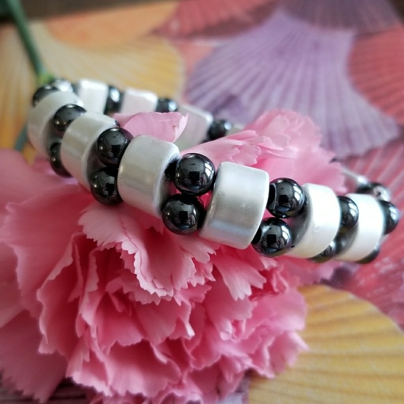 Bracelet Hematite and white enamel stretch bracelet grey - Picture 1 of 6